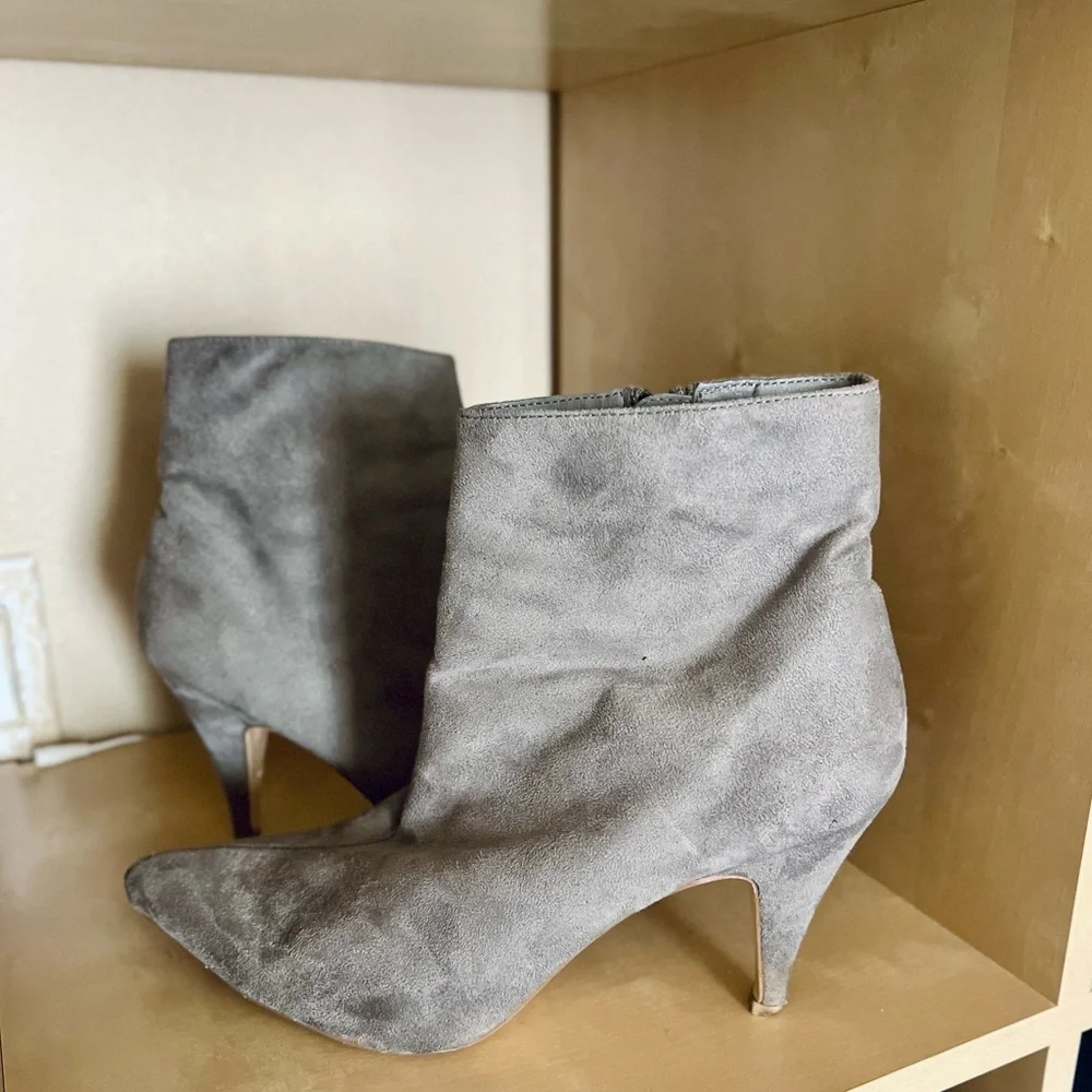 Carlos by Carlos Santana Mandarin Booties Gray Faux Suede Pointed Toes size 11 - Picture 3 of 10